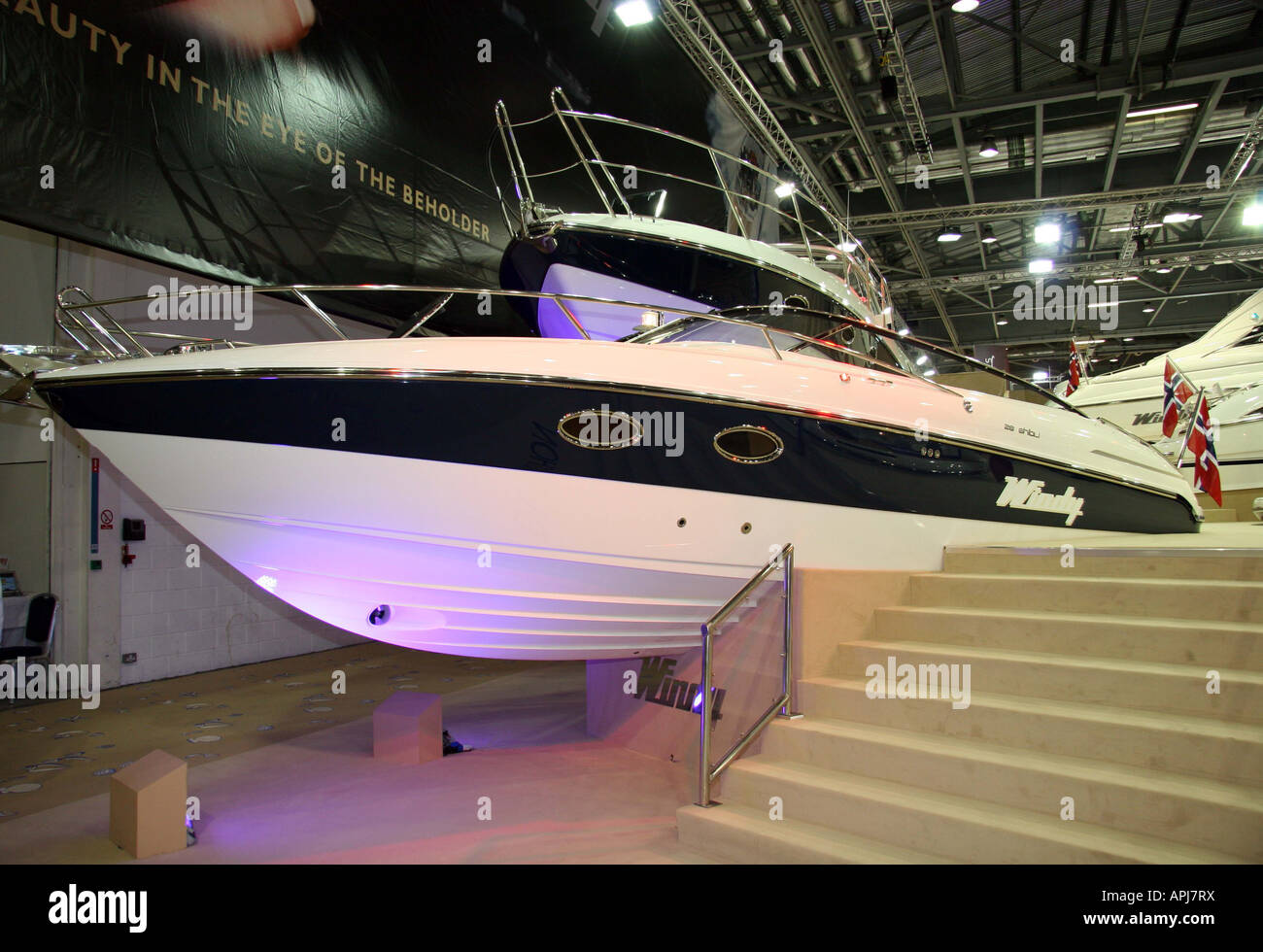 Seitenansicht eines Luxusboots im Collins Stewart London Boat Show Excel London Stockfoto