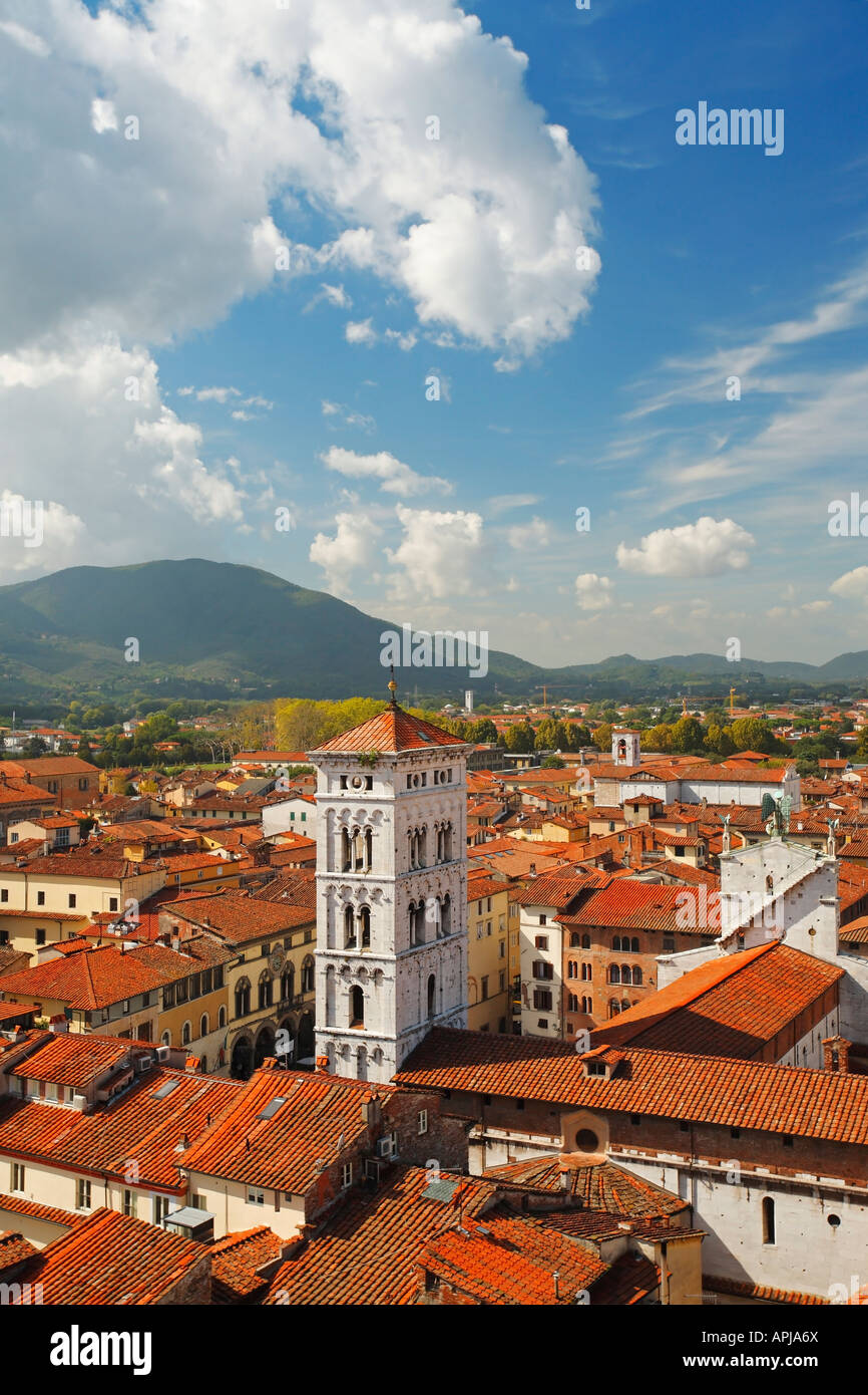 Glockenturm der Basilika San Michele in Foro in Lucca, Italien Stockfoto