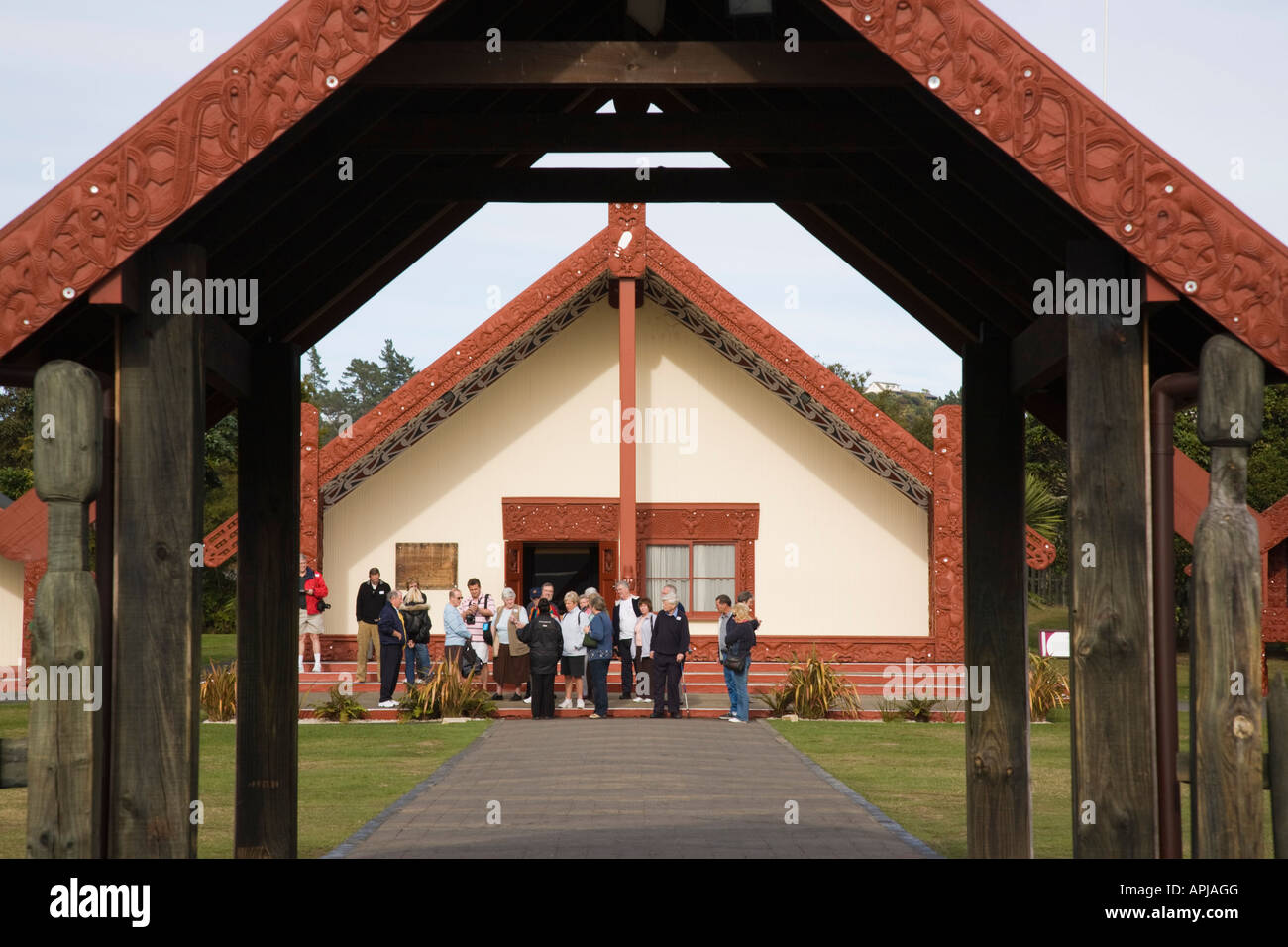 Reisegruppe im Rotowhio Marae Maori Meeting House bei Te Puia Kunsthandwerk Institut Rotorua New Zealand Stockfoto