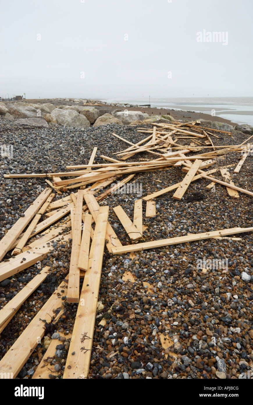 Trümmer von Holz an Lancing und Worthing Strände gespült. Das Holz ist aus der Ladung des griechischen registriert MV Ice Prince, Stockfoto