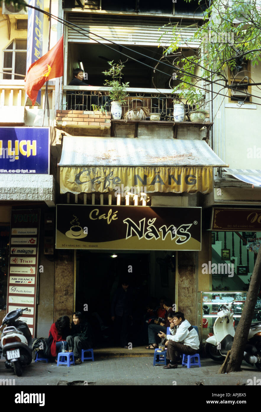 Café Nang, ein kleines beliebte vietnamesische Café im Hang Bac St, Hanoi Old Quarter, Viet Nam Stockfoto