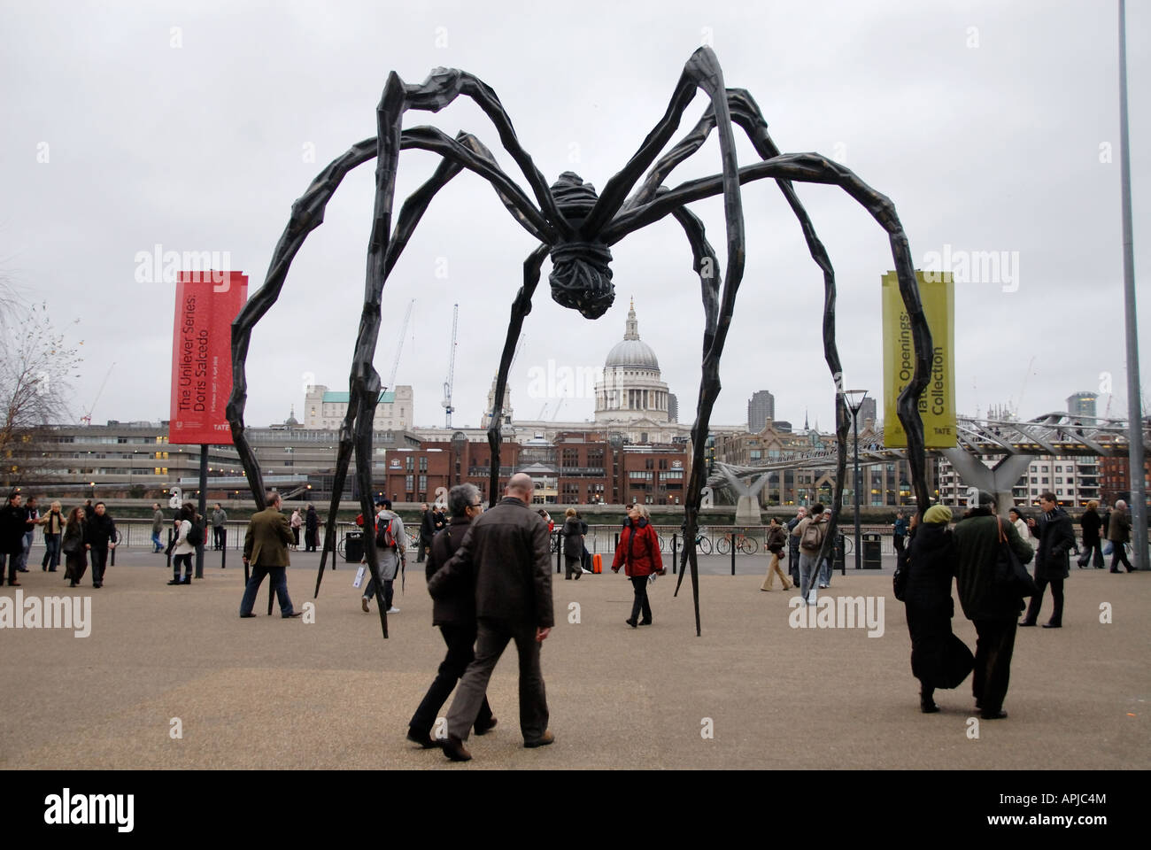 London England UK Tate Modern Louise Bourgeois Skulptur Maman Stockfoto