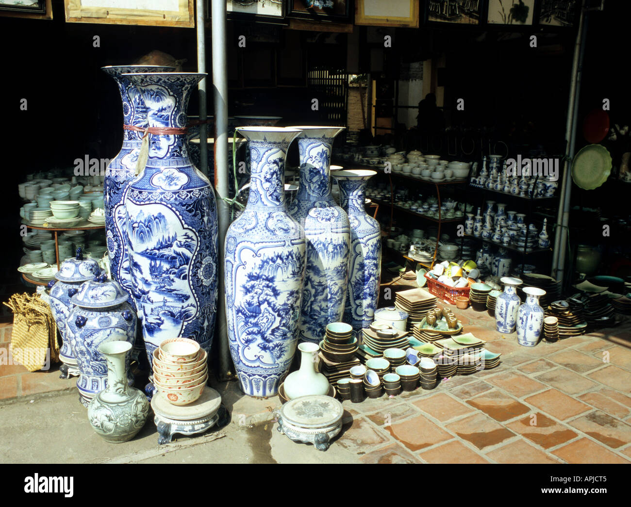 Vasen, Urnen und Geschirr in einem Laden in den Keramik-Markt, Töpferdorf  Bat Trang, Hanoi, Vietnam Stockfotografie - Alamy