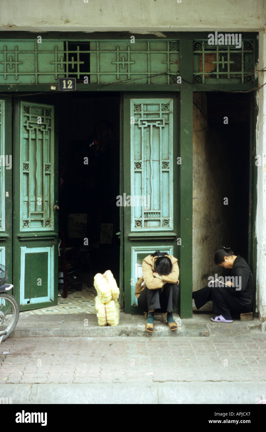 Zwei Frauen ruht in Tor zu einer Shophouse in Hang Chieu street, Hanoi Old Quarter, Viet Nam Stockfoto