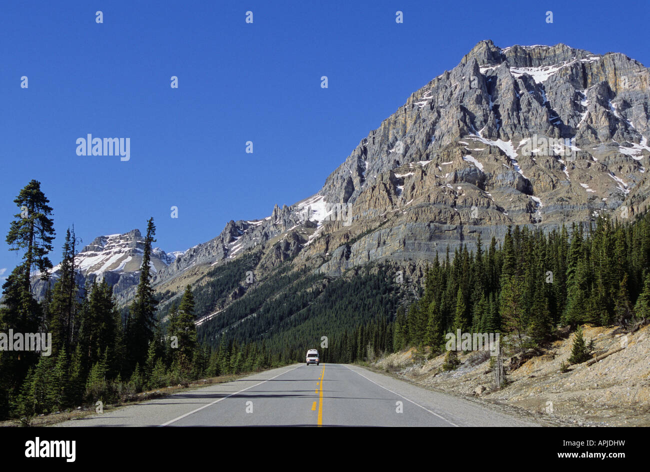 Ein Wohnmobil entlang des Icefields Parkway Highway 93A Banff Nationalpark Alberta Kanada Stockfoto