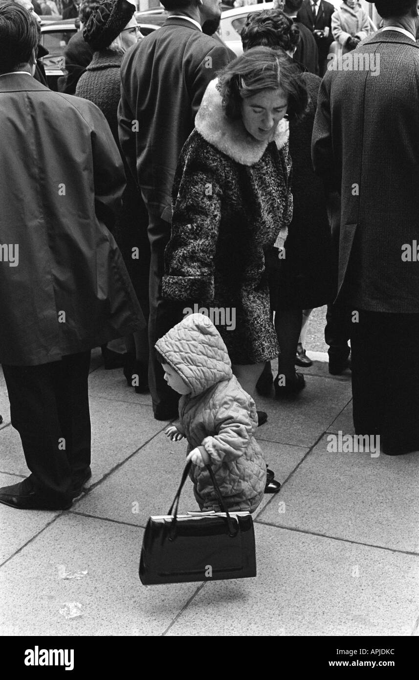 Mutter Kind und Handtasche St. Patricks Day parade London England März 1970 HOMER SYKES. Stockfoto