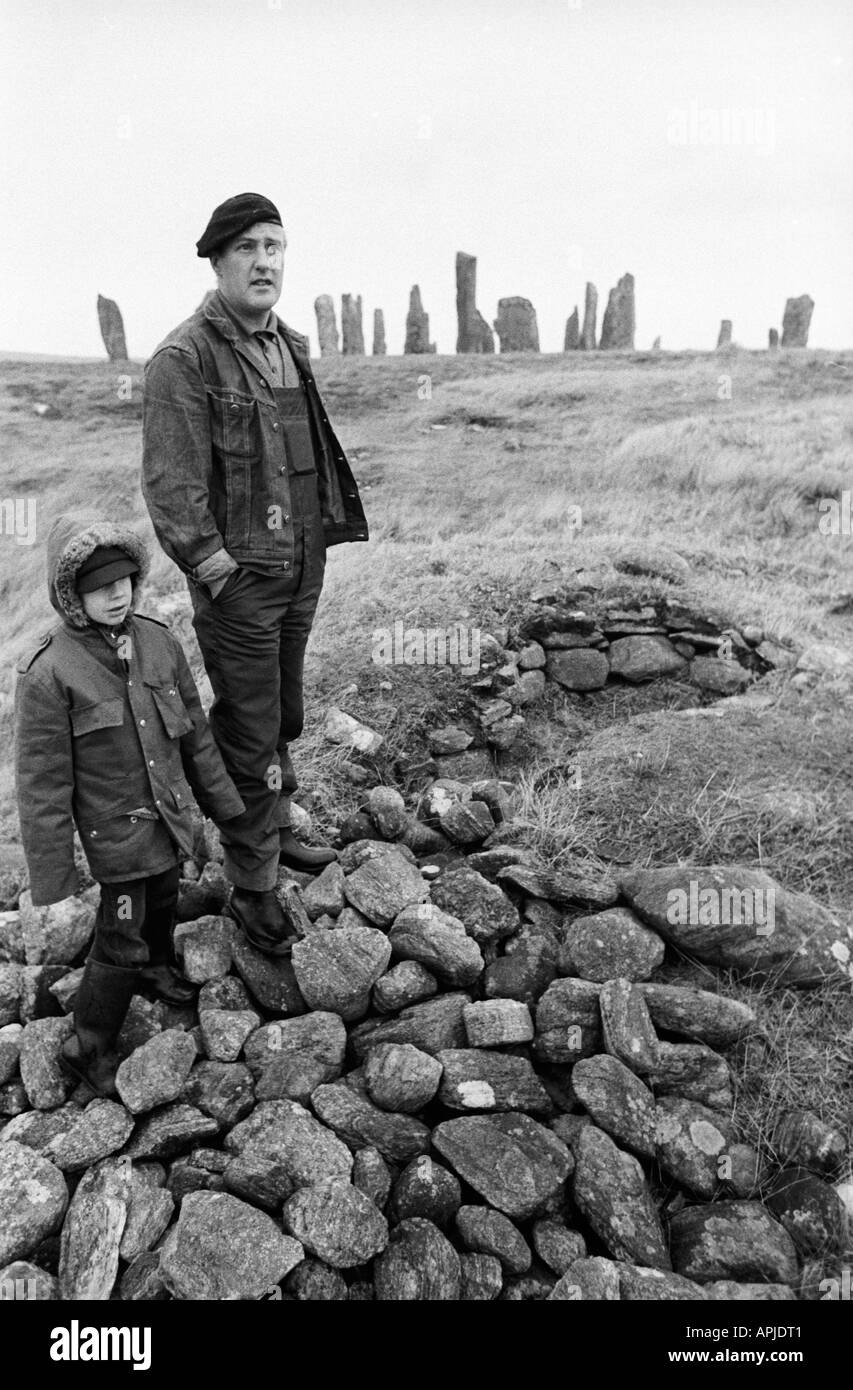 Callanish Standing Stones Isle of Lewis Outer Hebrides Highlands and Islands Scotland 1974. Crofters Crofting Vater und Sohn 1970er UK HOMER SYKES Stockfoto