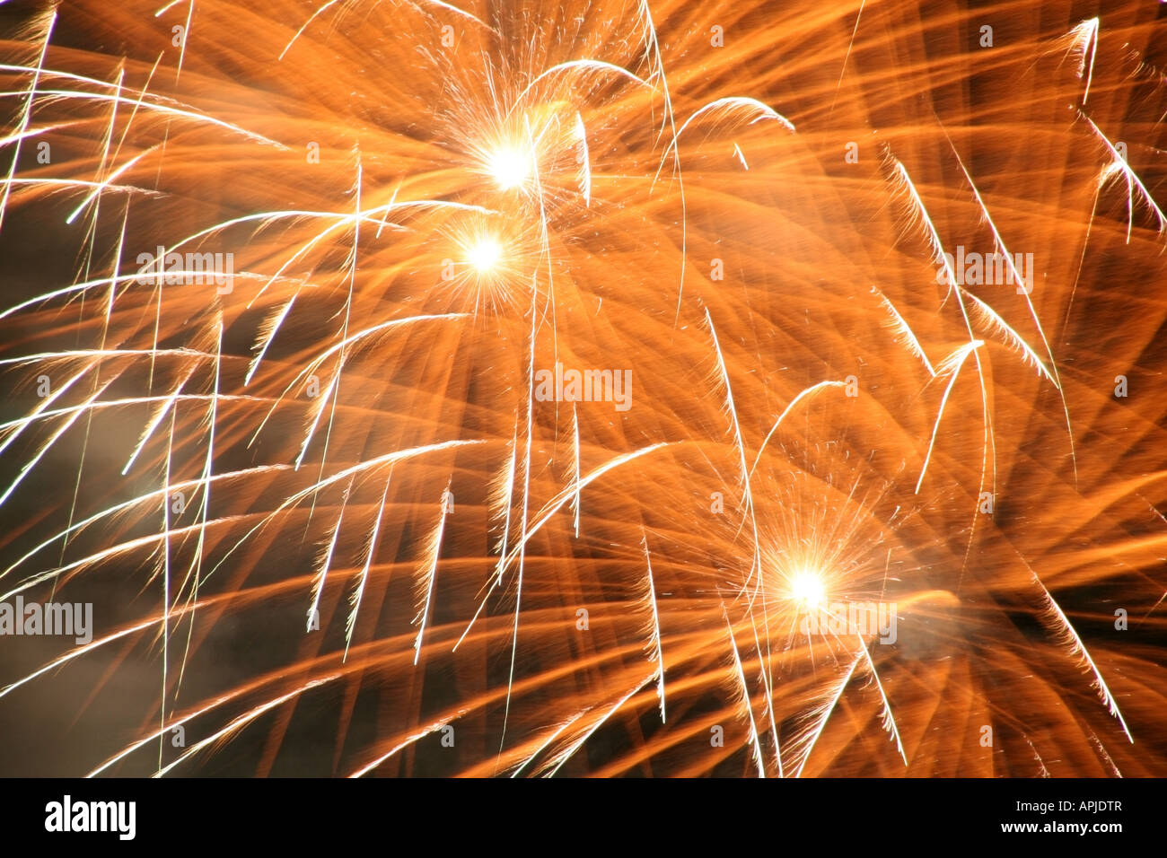 Orange Feuerwerk explodiert Stockfoto