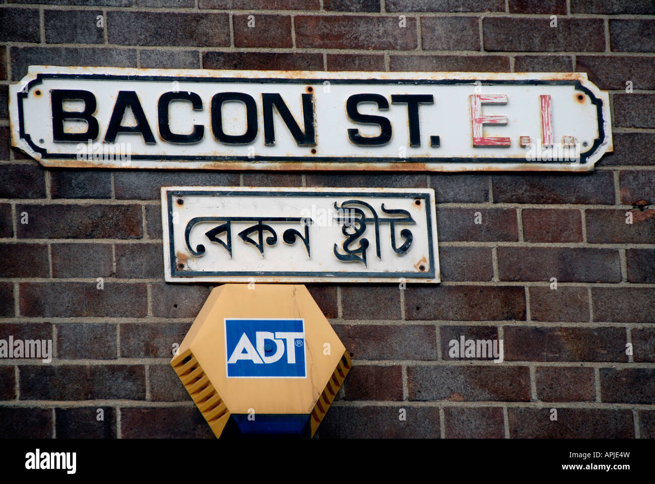 Straßenschild mit Namen in 2 Sprachen Englisch Arabisch Stockfoto