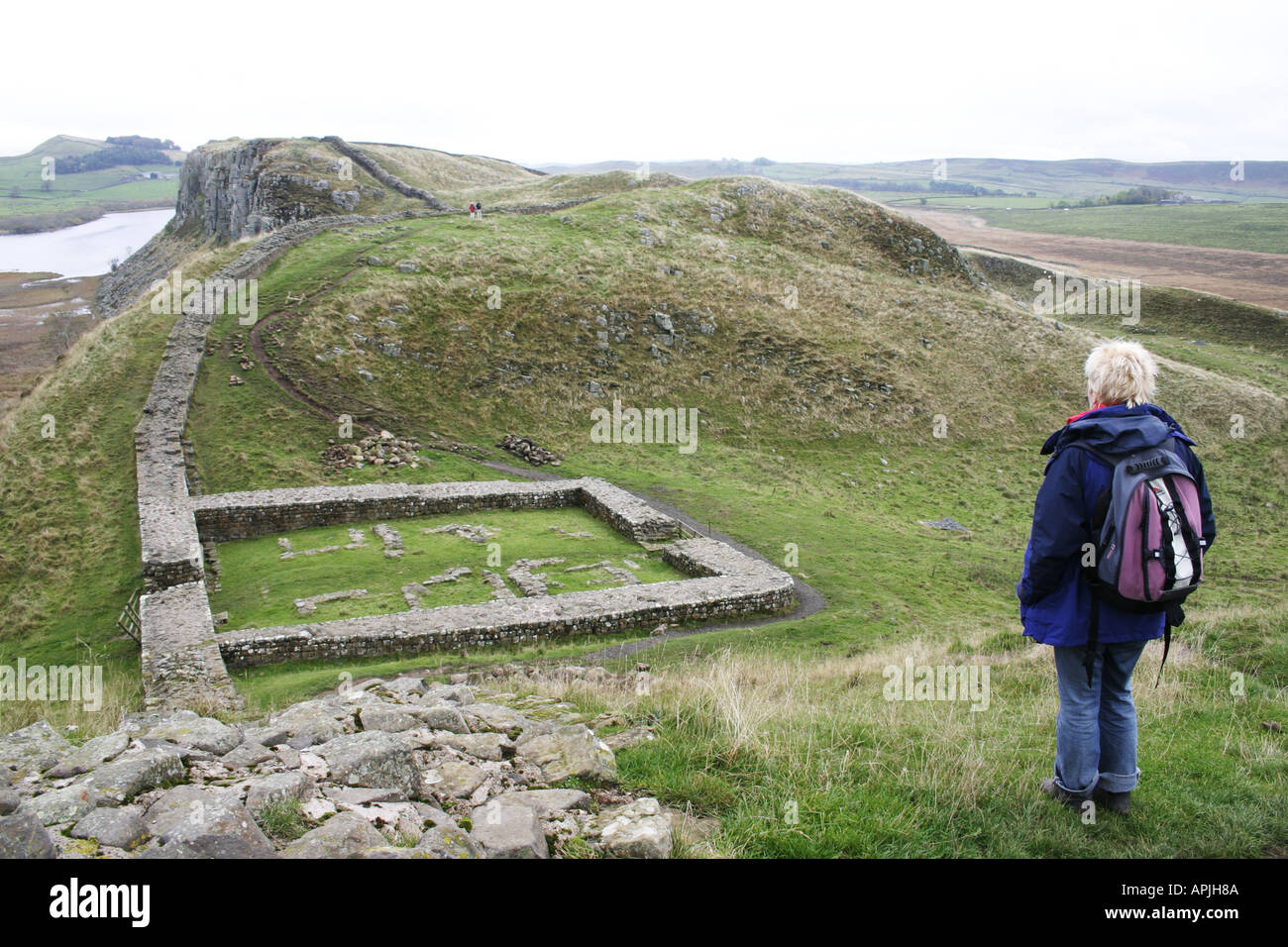 Frau zu Fuß auf der Hadrianswall, Northumberland Stockfoto