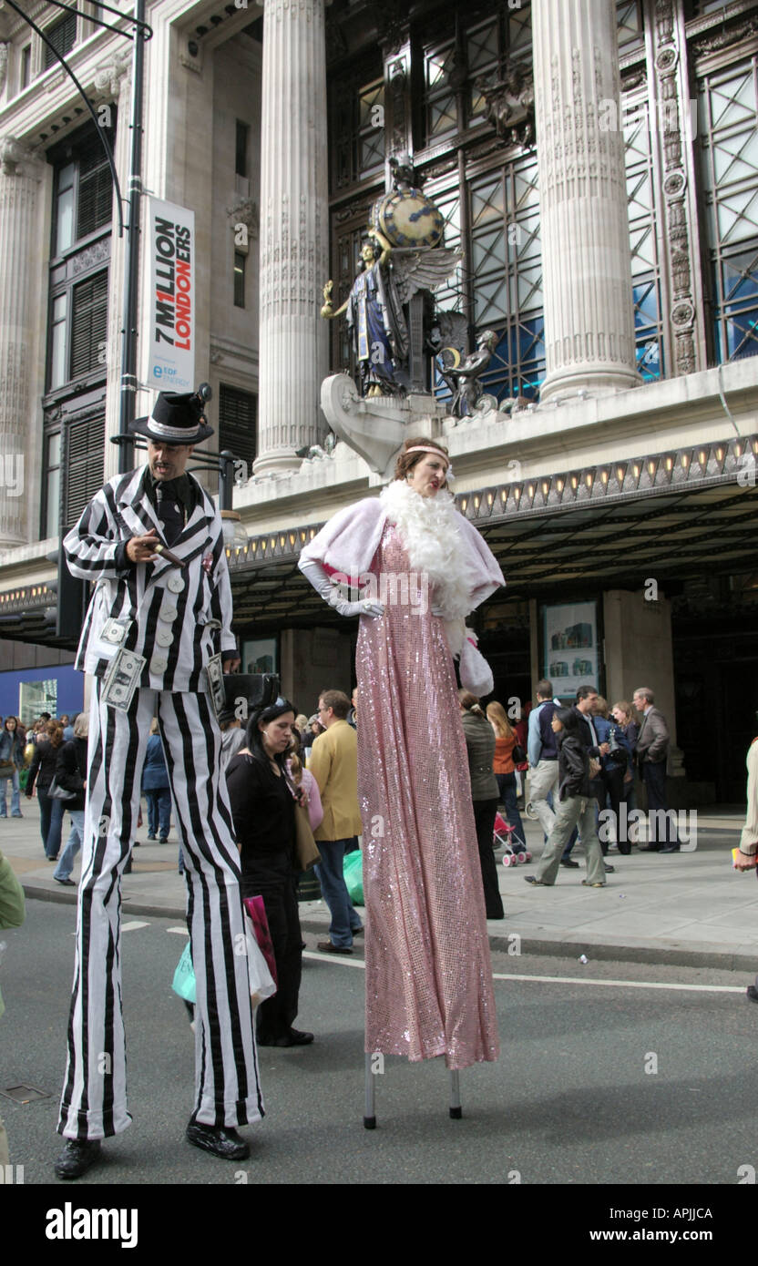 Interpreten auf Stelzen in der Oxford Street während das Kleid zu Impress Event im Oktober 2005 Stockfoto