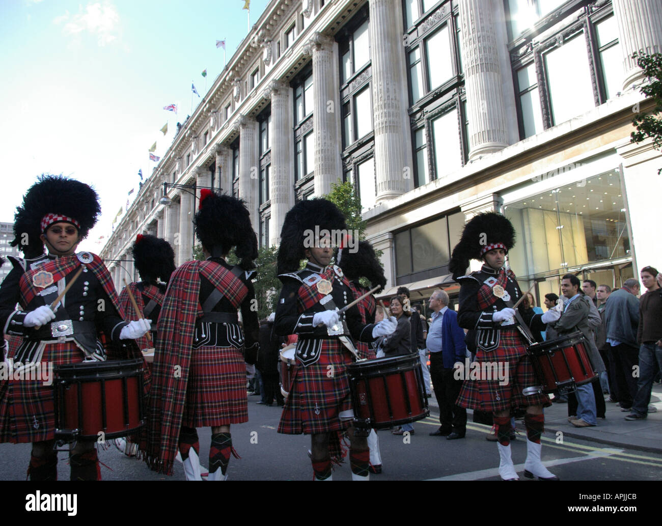 Marschieren im Kilt auf der Oxford Street während das Kleid zu Impress Event im Oktober 2005 Stockfoto