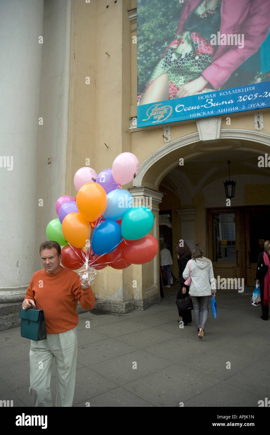 Mann mit großen Haufen Luftballons auf Straße in Sankt Petersburg Russland Stockfoto