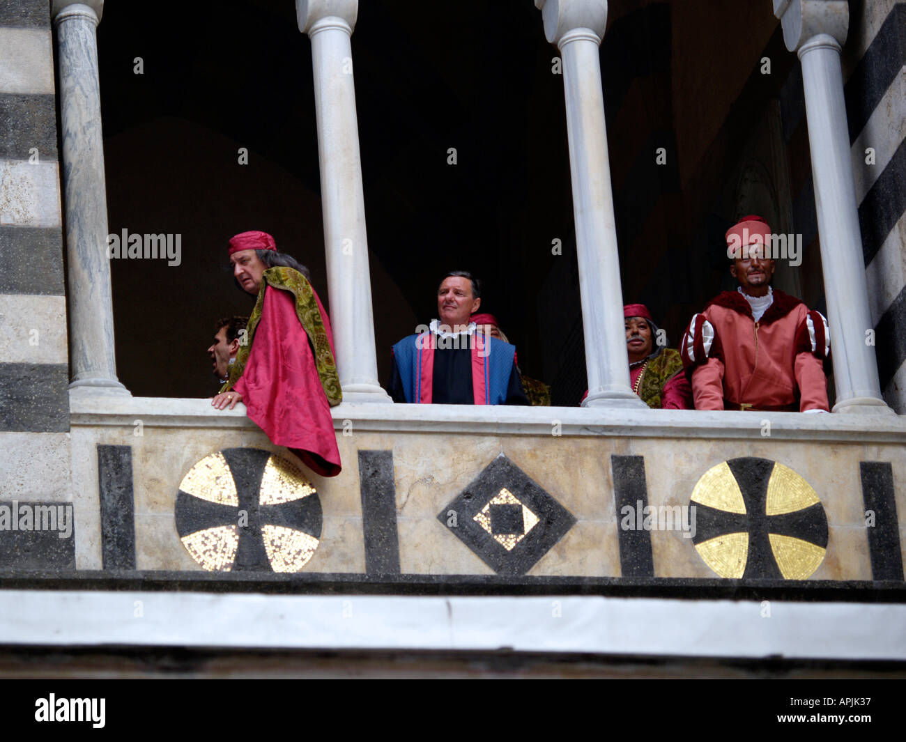 Menschen, die in mittelalterlichen Kostümen gekleidet, während der Regatta der vier antiken Seerepubliken auf Portikus auf den Dom von Amalfi Stockfoto