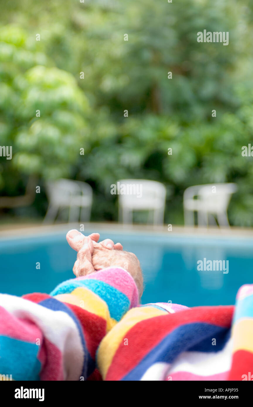 Älteres Paar Hand in Hand Pool im Urlaub in Florida USA Stockfoto