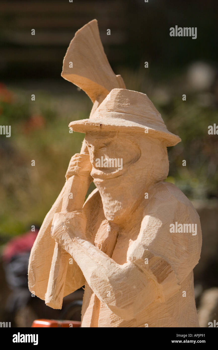 Holz-Skulptur der Holzfäller geschnitzt mit Kettensäge in Südtirol Italien Stockfoto
