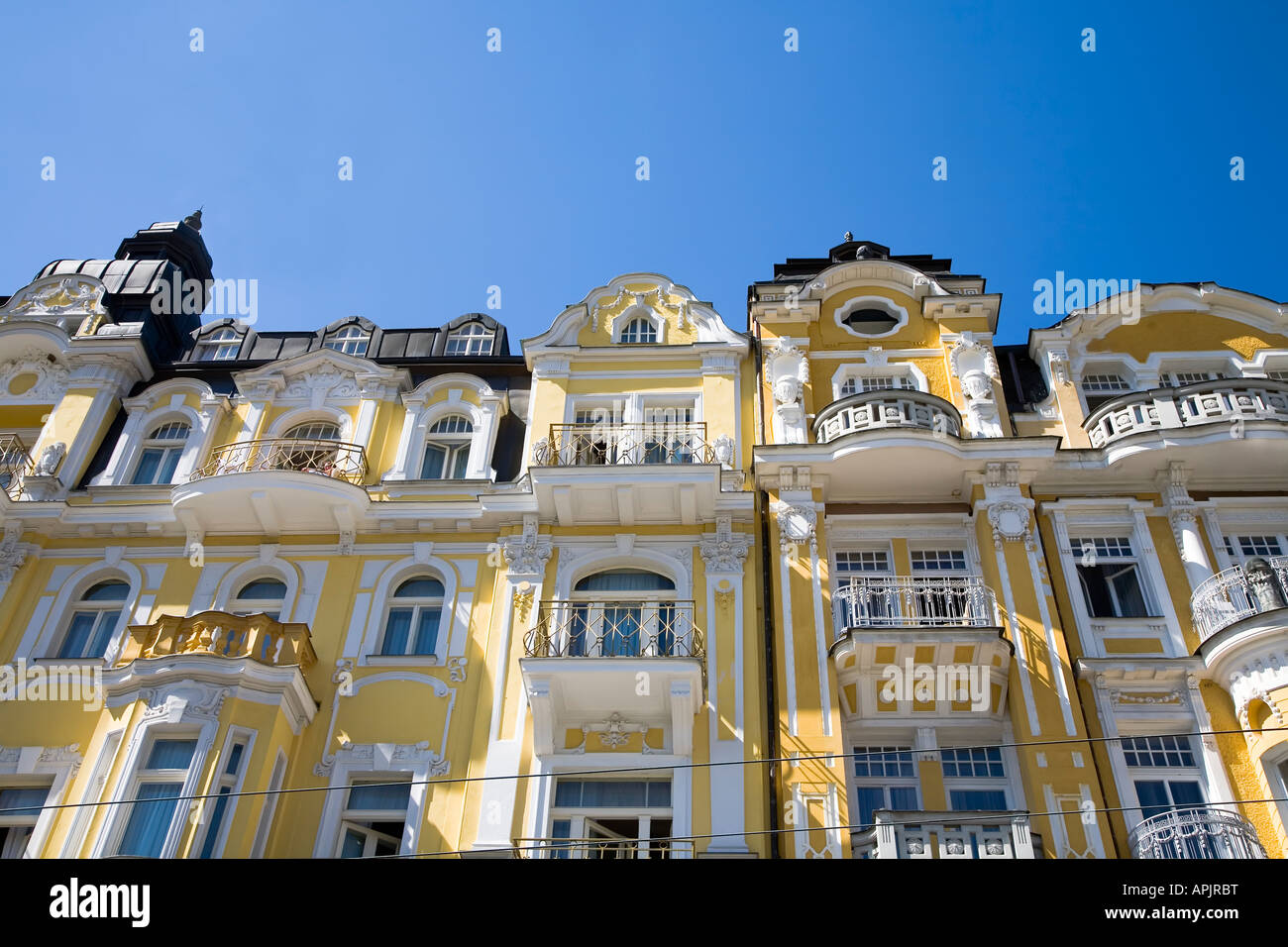 Architektur mit Balkonen und markanten weißen und gelben Putz Marianske Lazne Tschechien Stockfoto