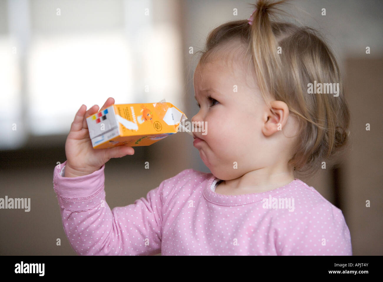 Kleines Mädchen mit einem Strohhalm trinken Stockfoto