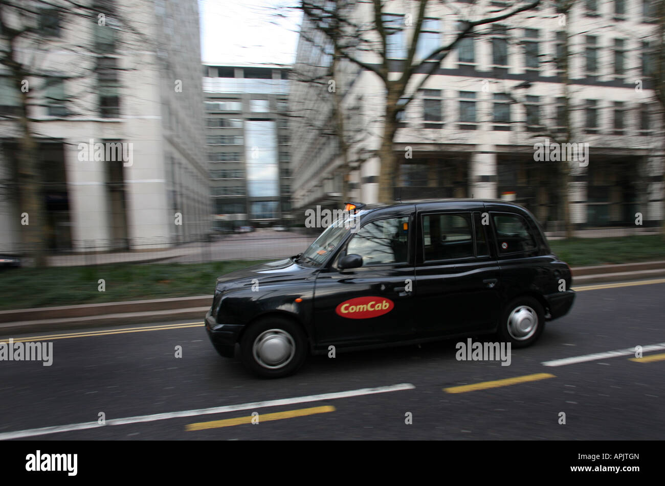 London Black Taxi am Docklands im Osten von London Stockfoto