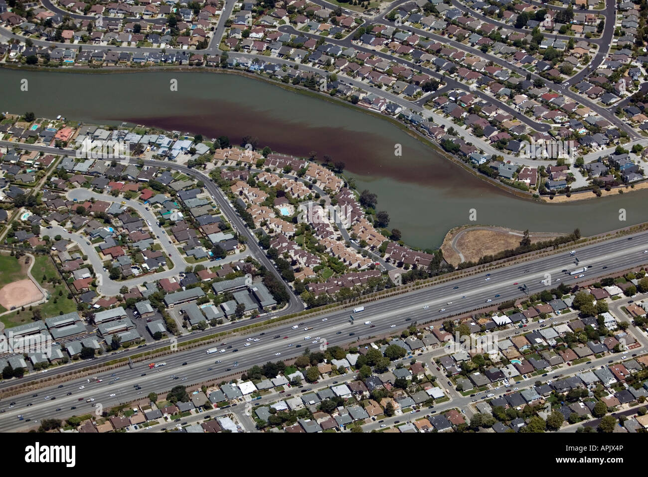 Luftaufnahme über Wasser Verschmutzung Foster City California San Francisco Bay am Highway 101 Stockfoto