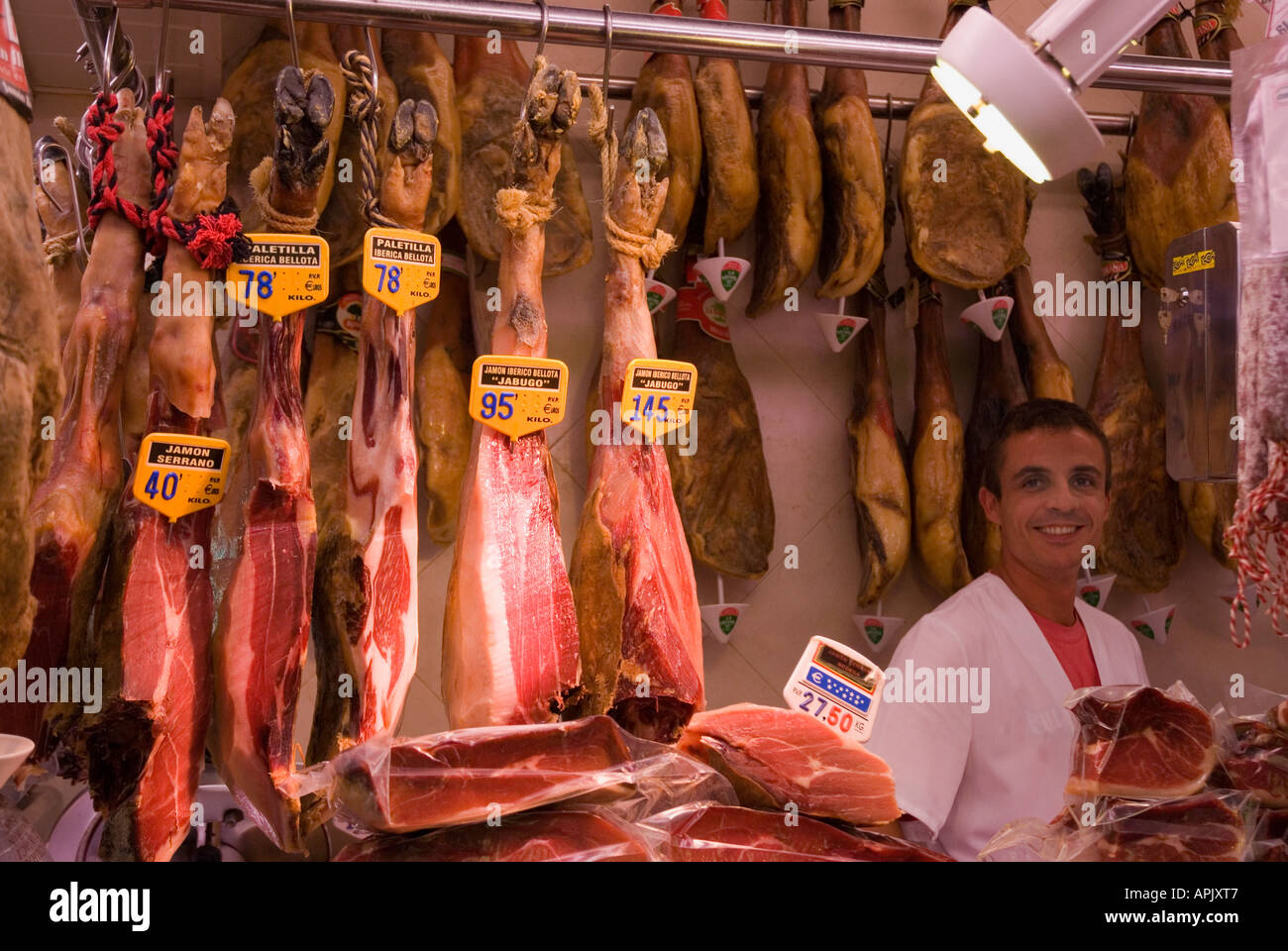 Stall-Inhaber mit einer Seitenlänge von Schinken La Boqueria-Markt Las Ramblas Barcelona Stockfoto