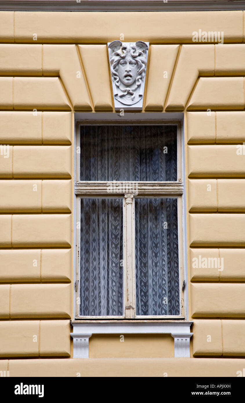 Verputz Gesicht über Fenster Marianske Lazne Tschechien Stockfoto