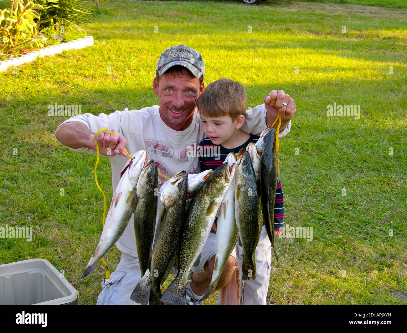 Vater und Sohn mit Angeln Fang des Tages Stockfoto