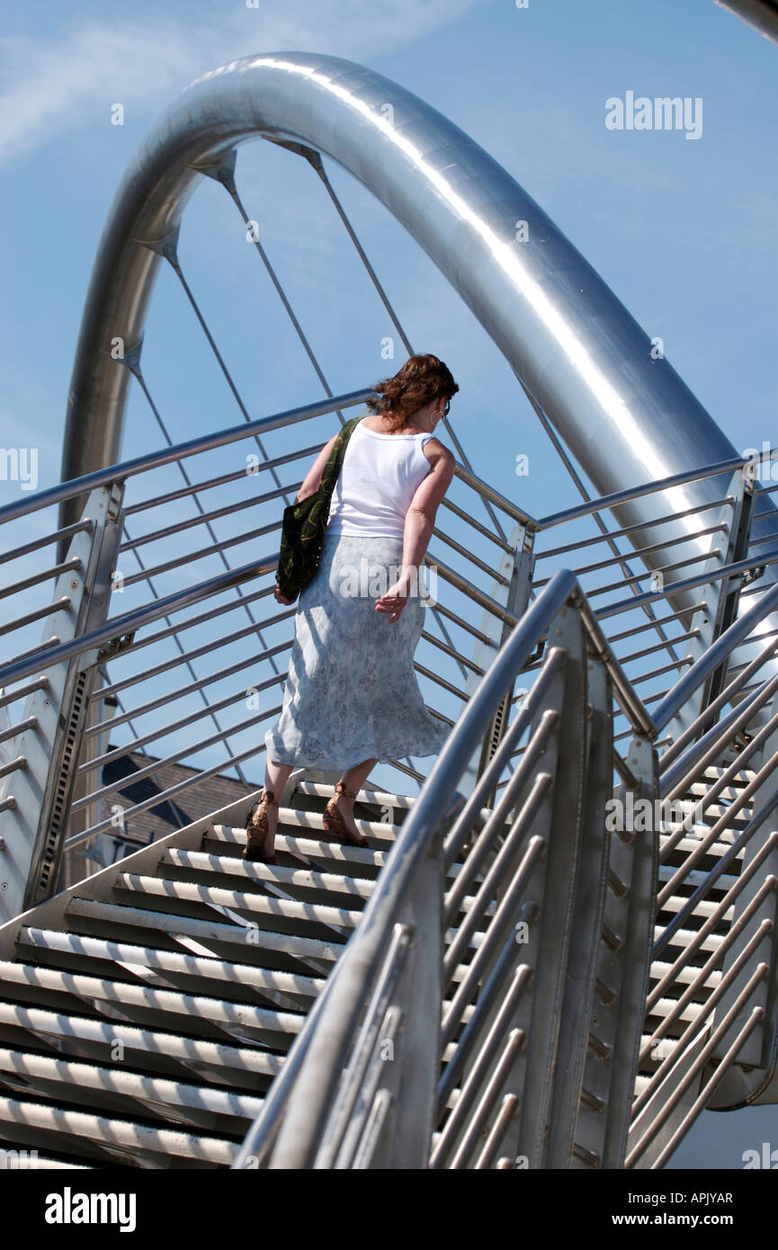 Menschen Celtic Gateway Bridge Holyhead Stockfoto