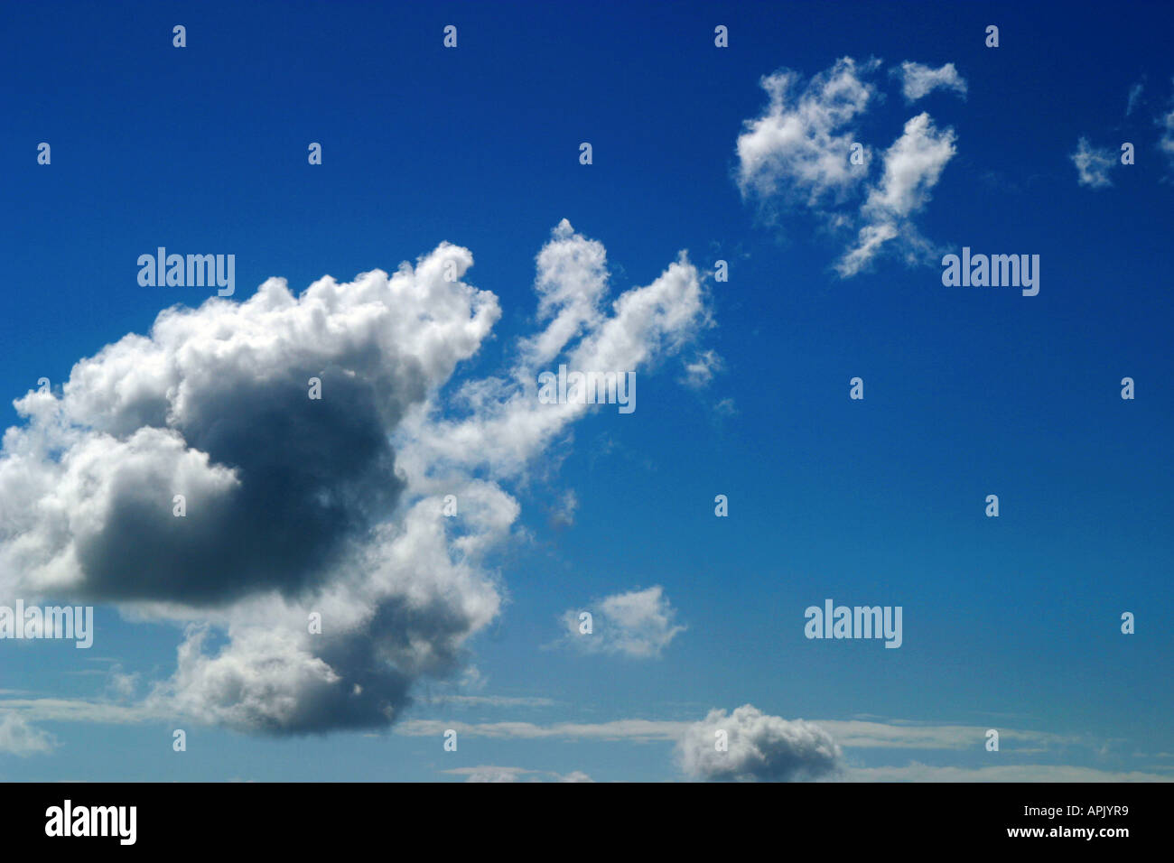 Blauer Himmel mit einigen Wolken, die eine sichtbare Masse von kondensierter Wasserdampf in die Atmosphäre in der Regel hoch oben schweben sind die Stockfoto