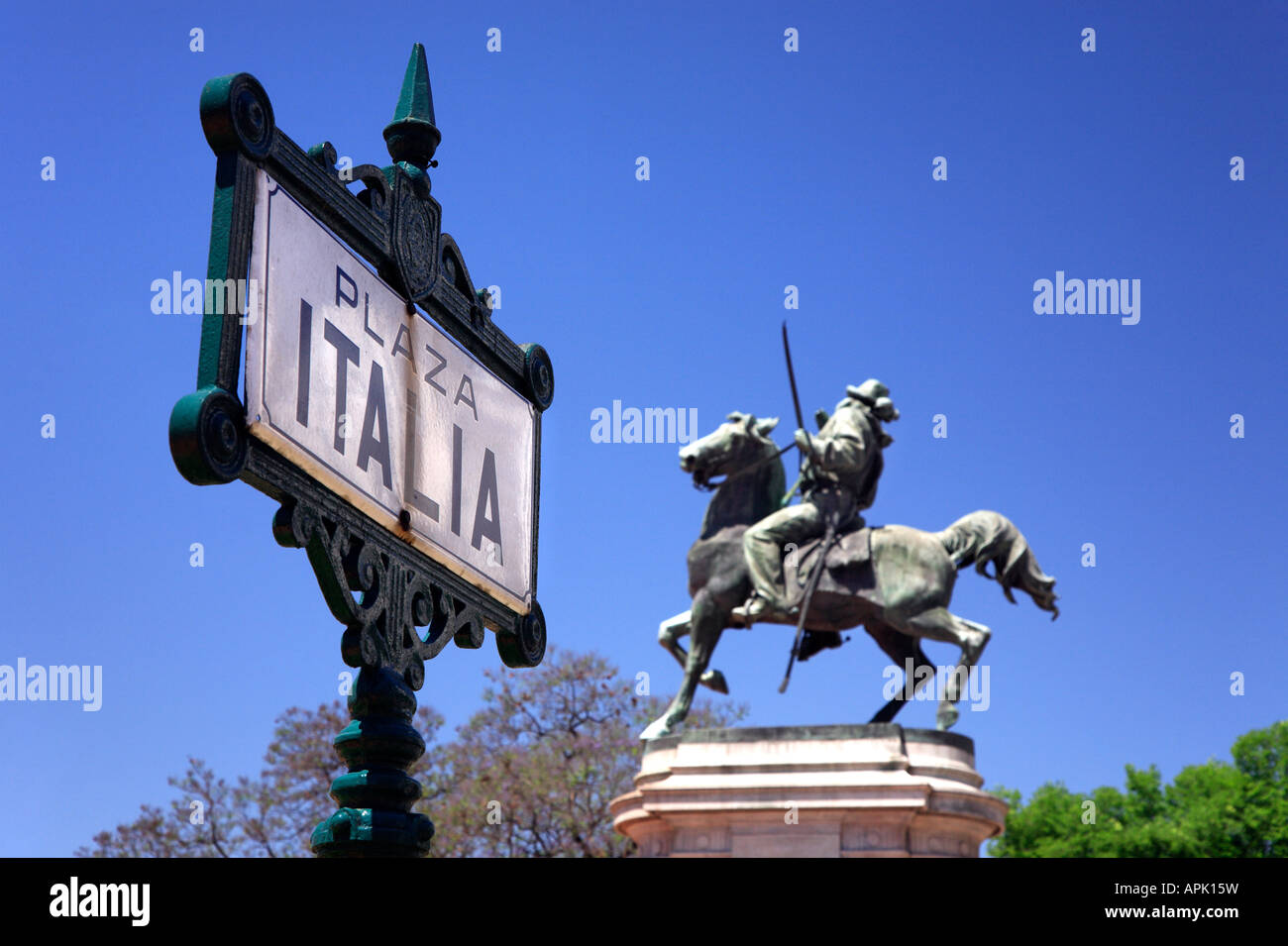 Plaza Italia Denkmal Garibaldi und Schriftzug im Vordergrund. Palermo Nachbarschaft, Buenos Aires, Argentinien Stockfoto