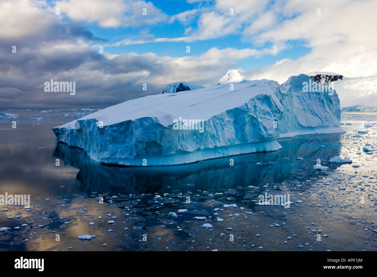 Riesigen Eisberg schweben in den Gewässern rund um die antarktische Halbinsel Stockfoto
