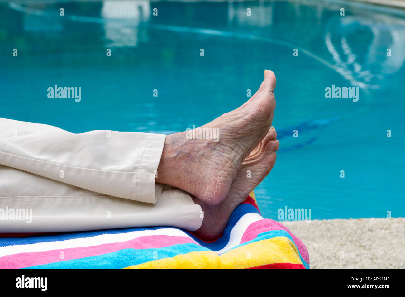 Frau die Füße ruhen auf Lounge Pool Stockfoto