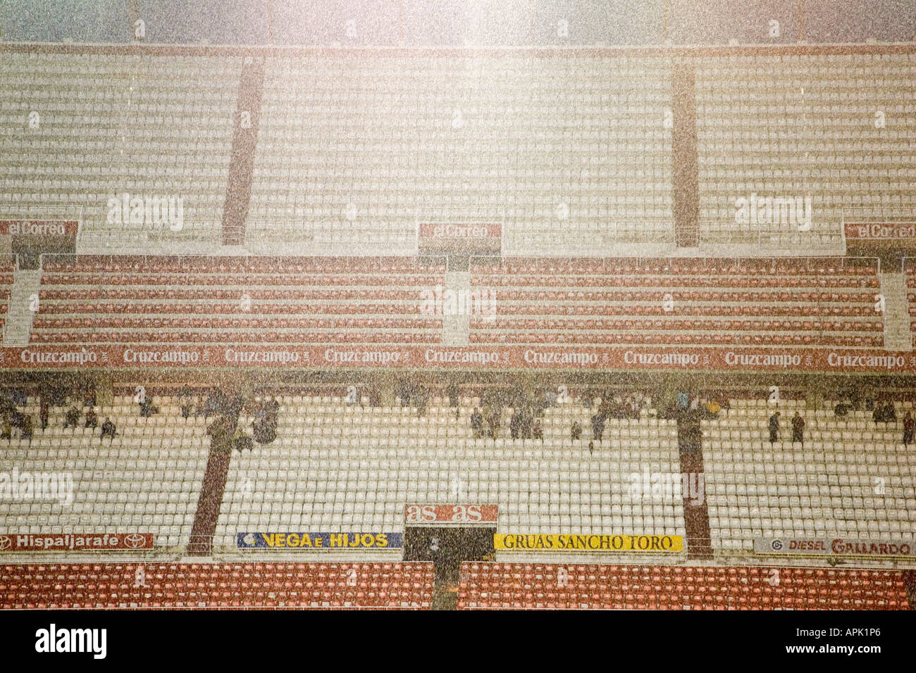 Blick auf Sanchez Pizjuan Stadion, FC Sevilla unter einem starken Regenguss angehören Stockfoto