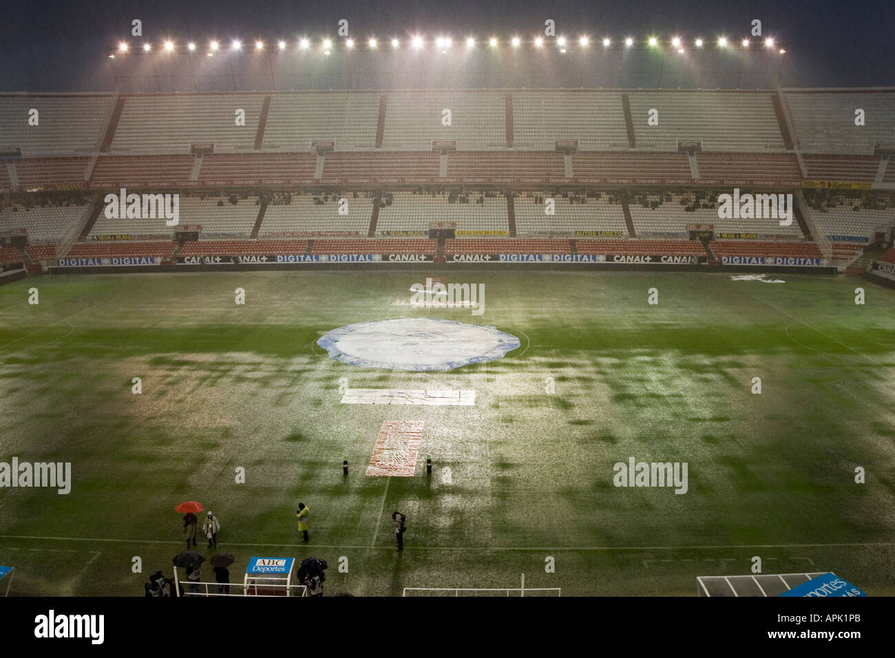 Blick auf Sanchez Pizjuan Stadion, FC Sevilla unter einem starken Regenguss angehören Stockfoto