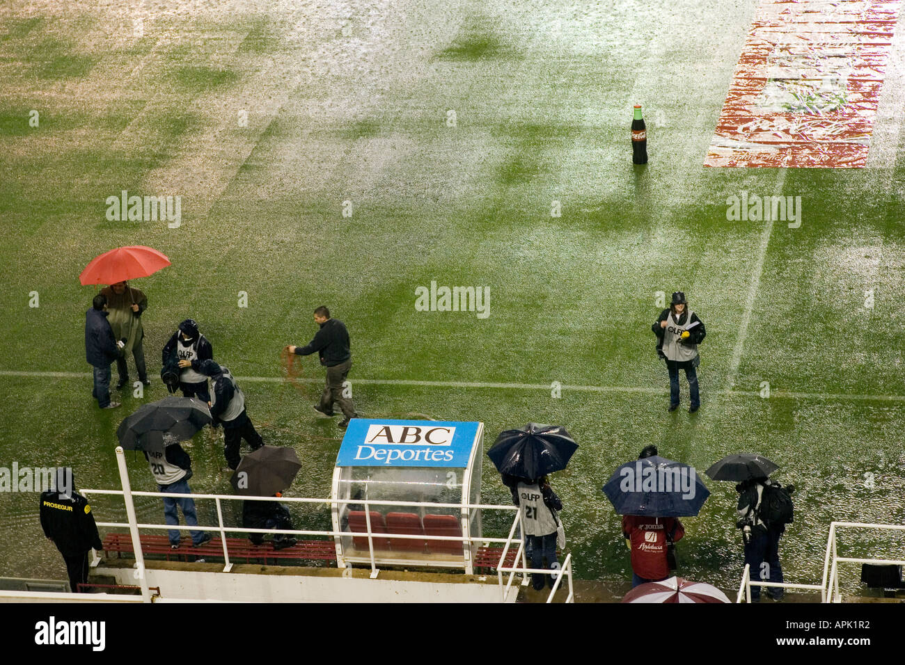 Blick auf Sanchez Pizjuan Stadion, FC Sevilla unter einem starken Regenguss angehören Stockfoto