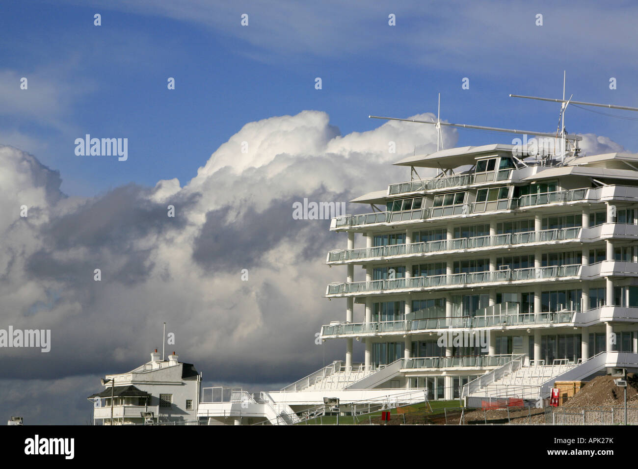 Die alten und neuen Tribünen in Epsom Racecourse. Stockfoto