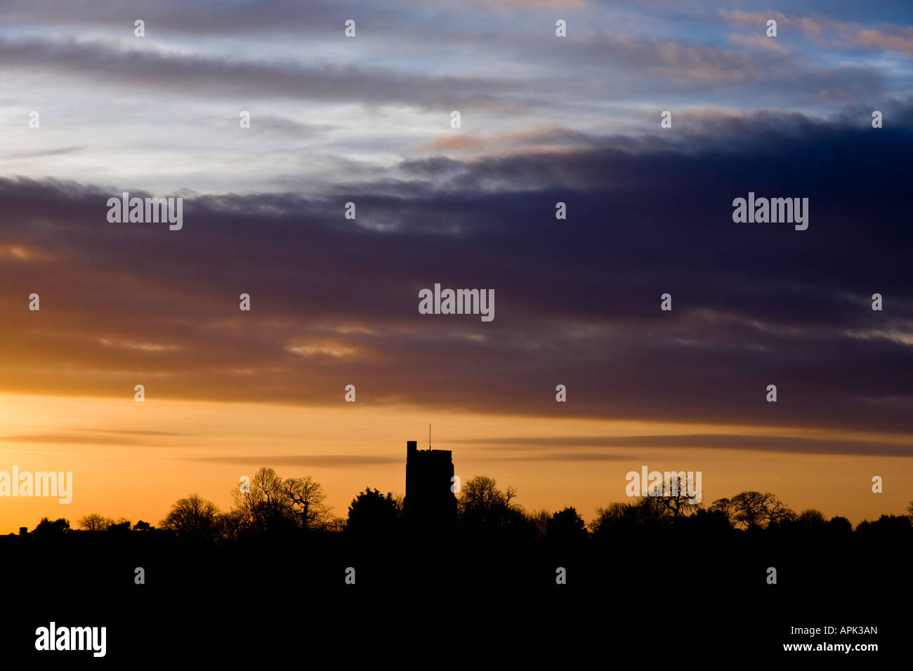 Brillanten Sonnenuntergang über North Norfolk Ackerland, UK Stockfoto