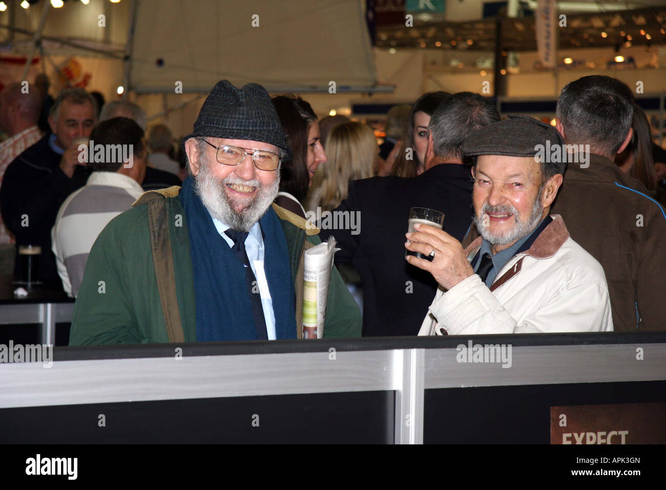 Zwei Männer genießen ein Bier in der Bar auf der London Boat Show Stockfoto