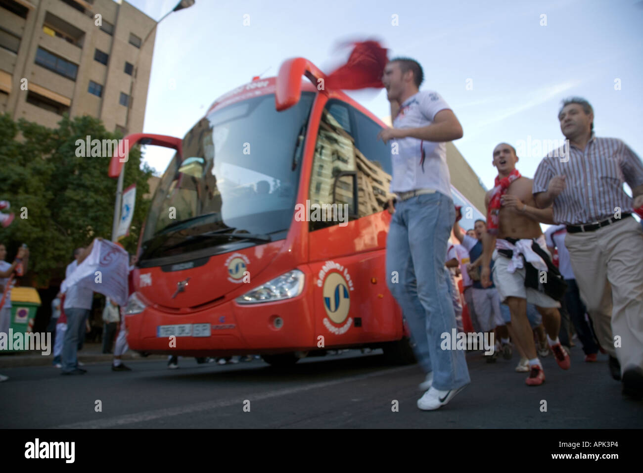Eskortierte Mannschaftsbus auf seine Weise zum Stadion vor einem Lokalderby gegen Real Betis Sevilla FC-fans Stockfoto