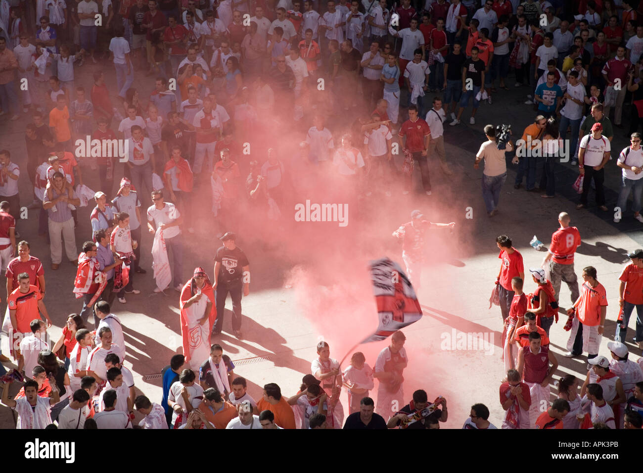 Sevilla FC Young Fans feuern eine Fackel auf Straße vor einem Spiel Stockfoto