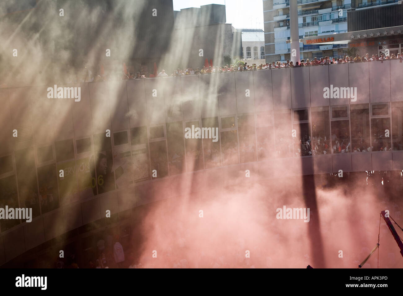 Beleuchtete Rauch aus brennen Fackeln auf der Straße Fußball Hooliganismus Sevilla Spanien Stockfoto