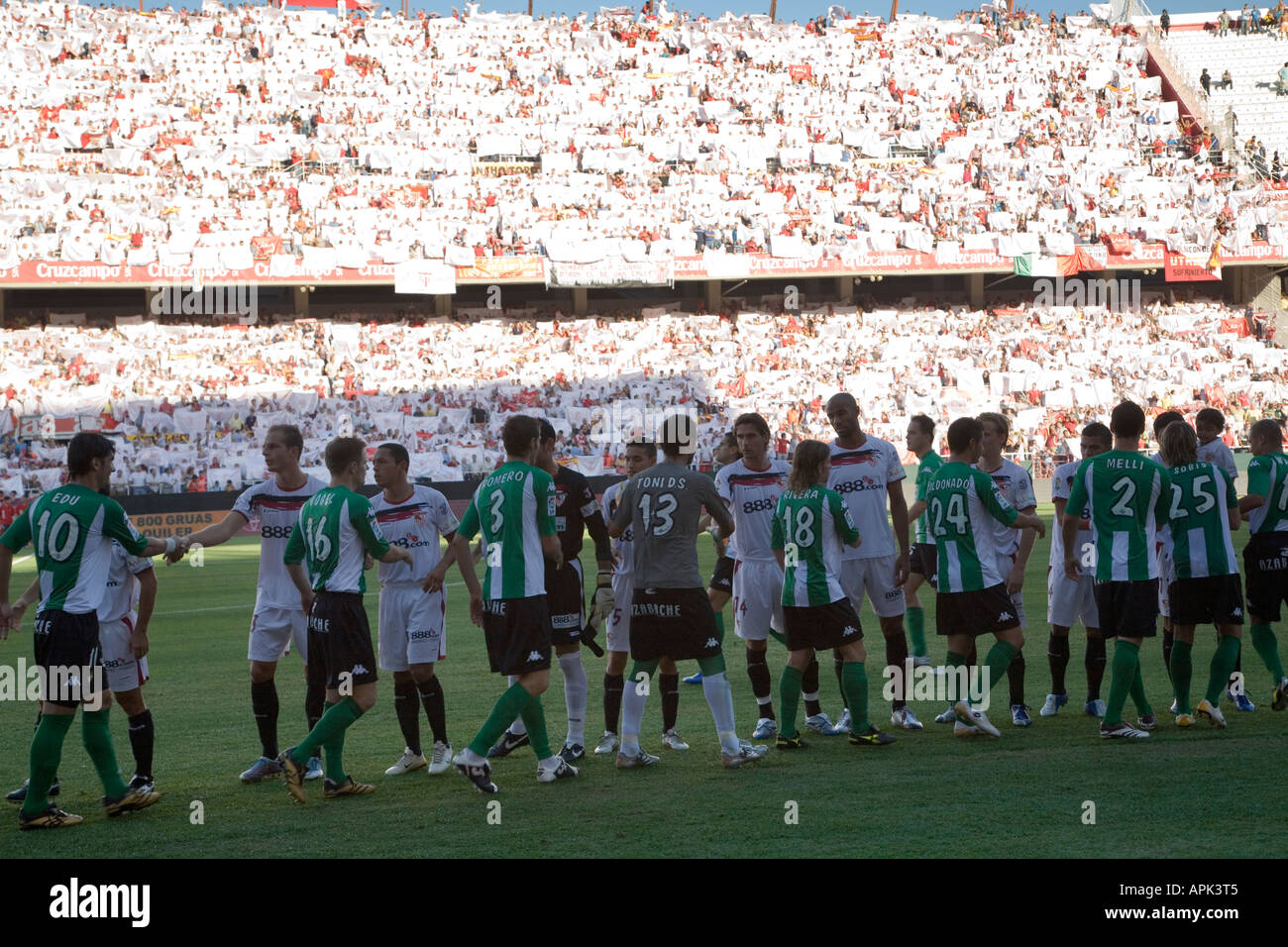 FC Sevilla und Real Betis Spieler Händeschütteln vor dem Lokalderby Stockfoto