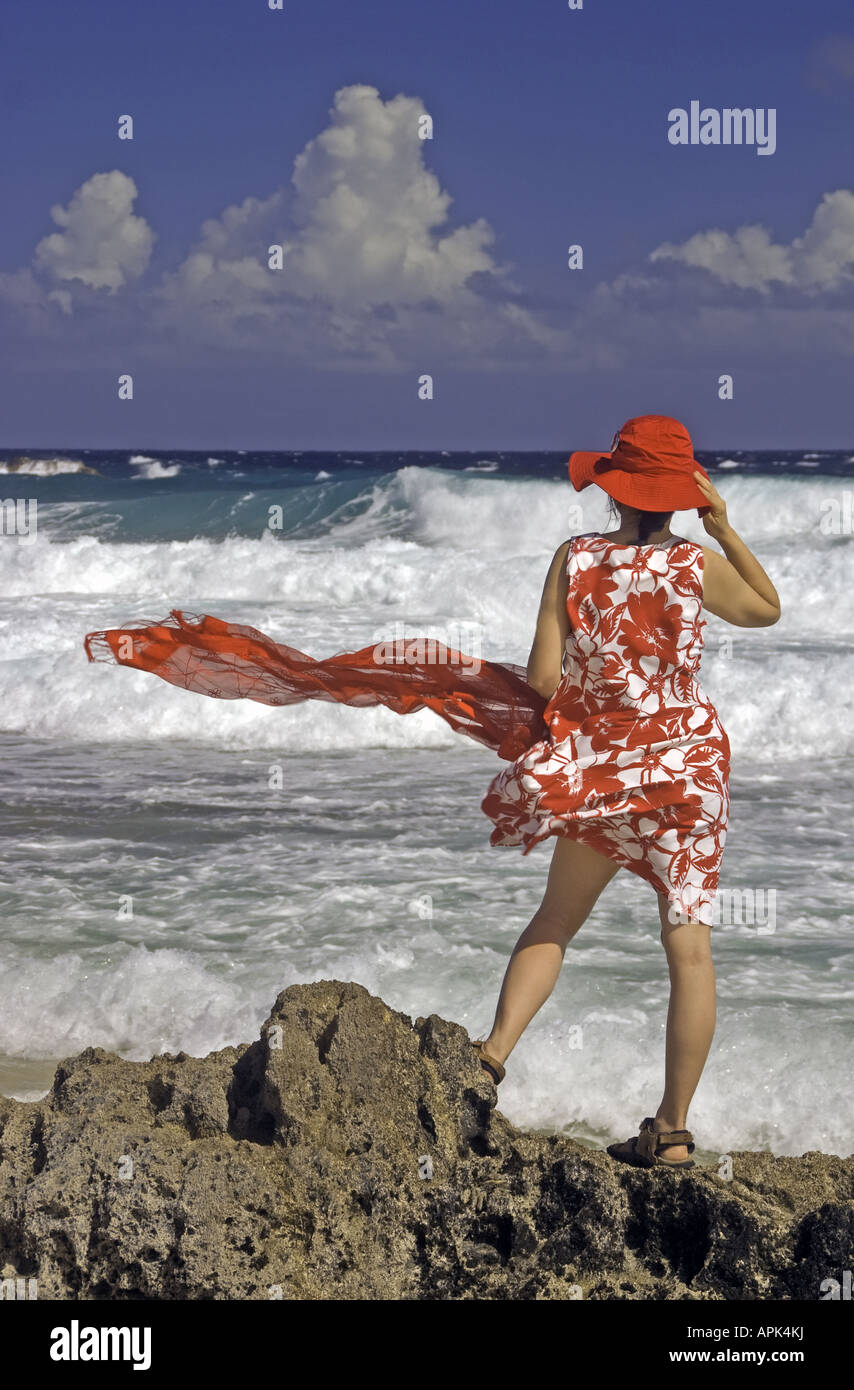 Arubas windgepeitschten Felsen Ende Westufer mit Frau in rot Stockfoto