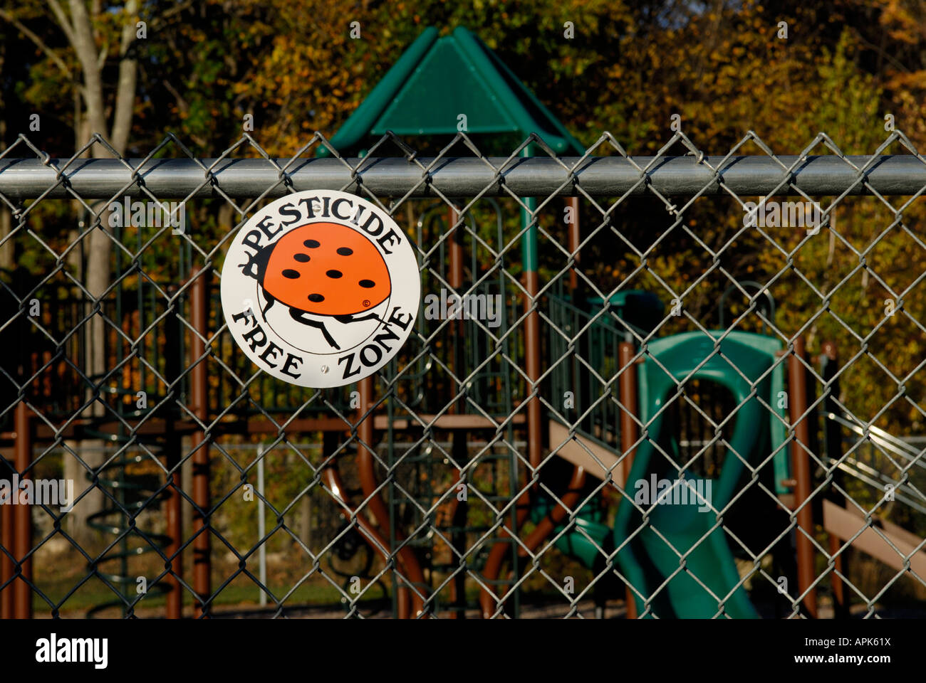 Zeichen verkündet, dass ein städtische Spielplatz pestizidfrei ist Stockfoto