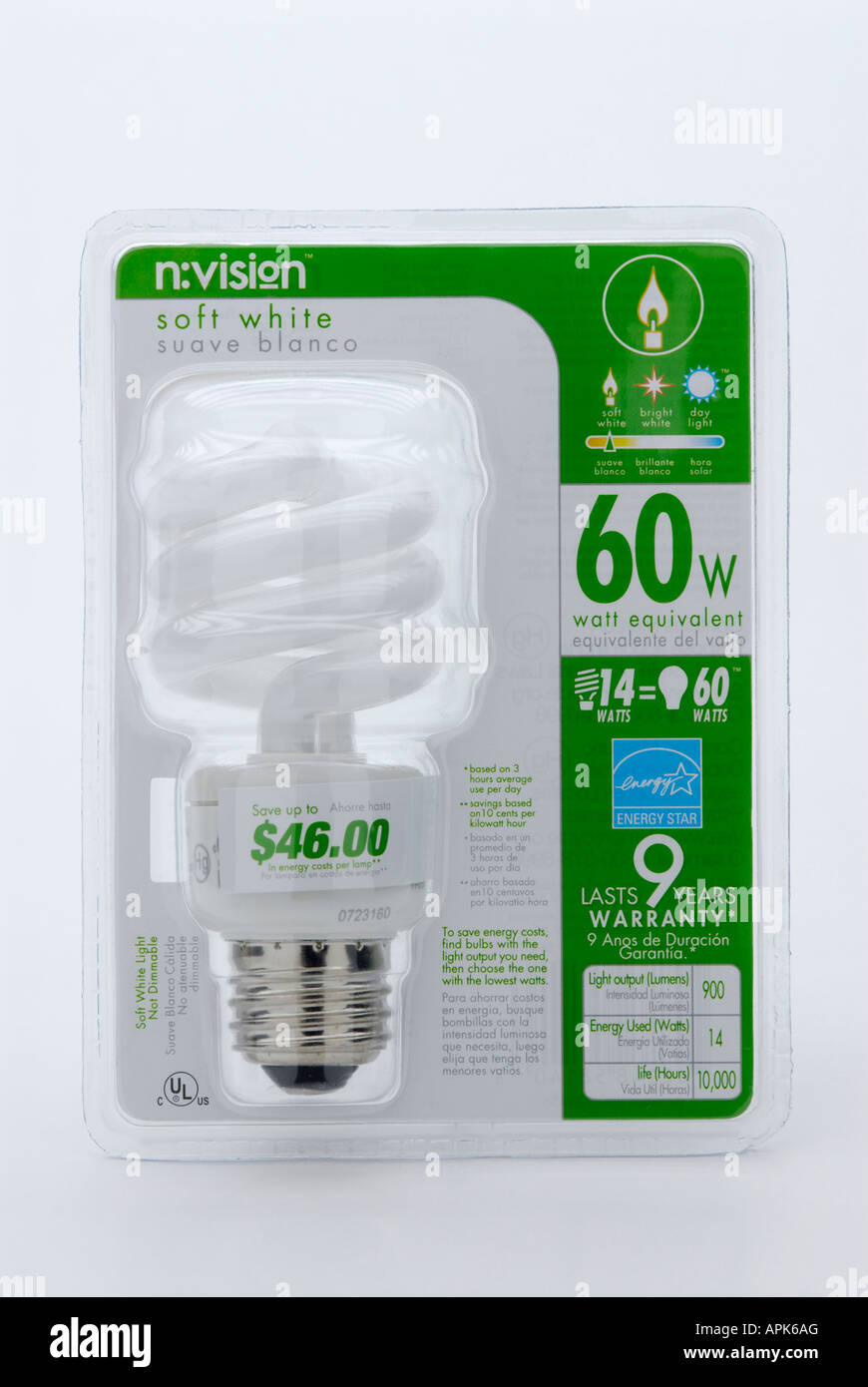Eine kompakte Leuchtstoff Glühlampe oder Kompakt-Leuchtstofflampe CF CFL Glühbirne in einer Verpackung. Stockfoto