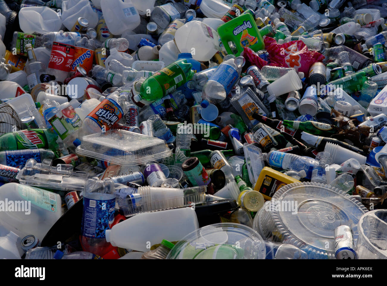 Flaschen und Dosen an einem recycling Sammelgebiet der Sammlung ist Teil einer kommunalen recycling-Zentrum in Ringwood NJ Stockfoto