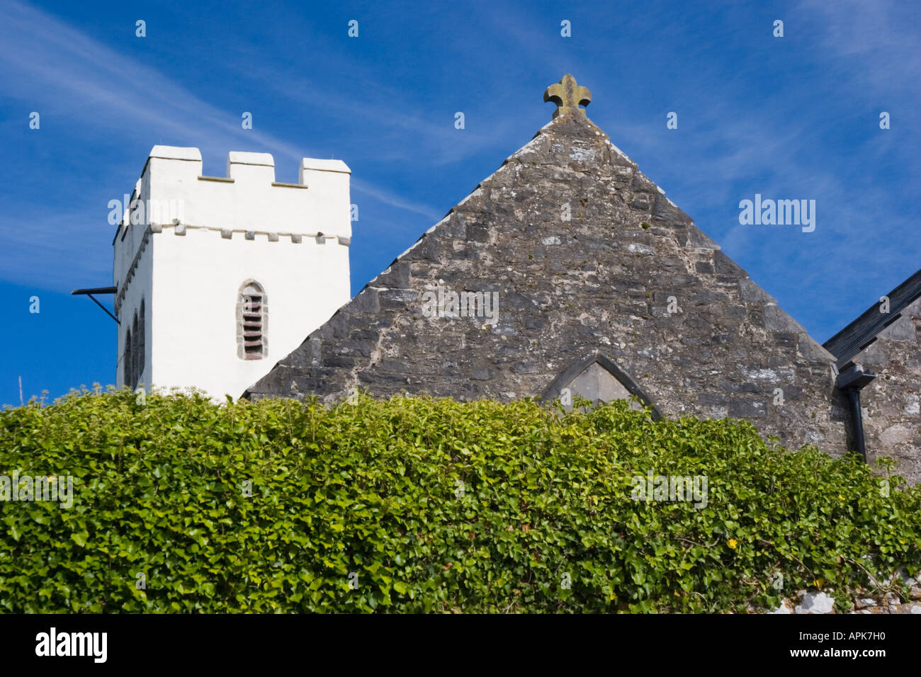 Die Kirche mit Spachtelmasse gemalt weißen Turm am Manorbier in Pembrokeshire Wales Stockfoto