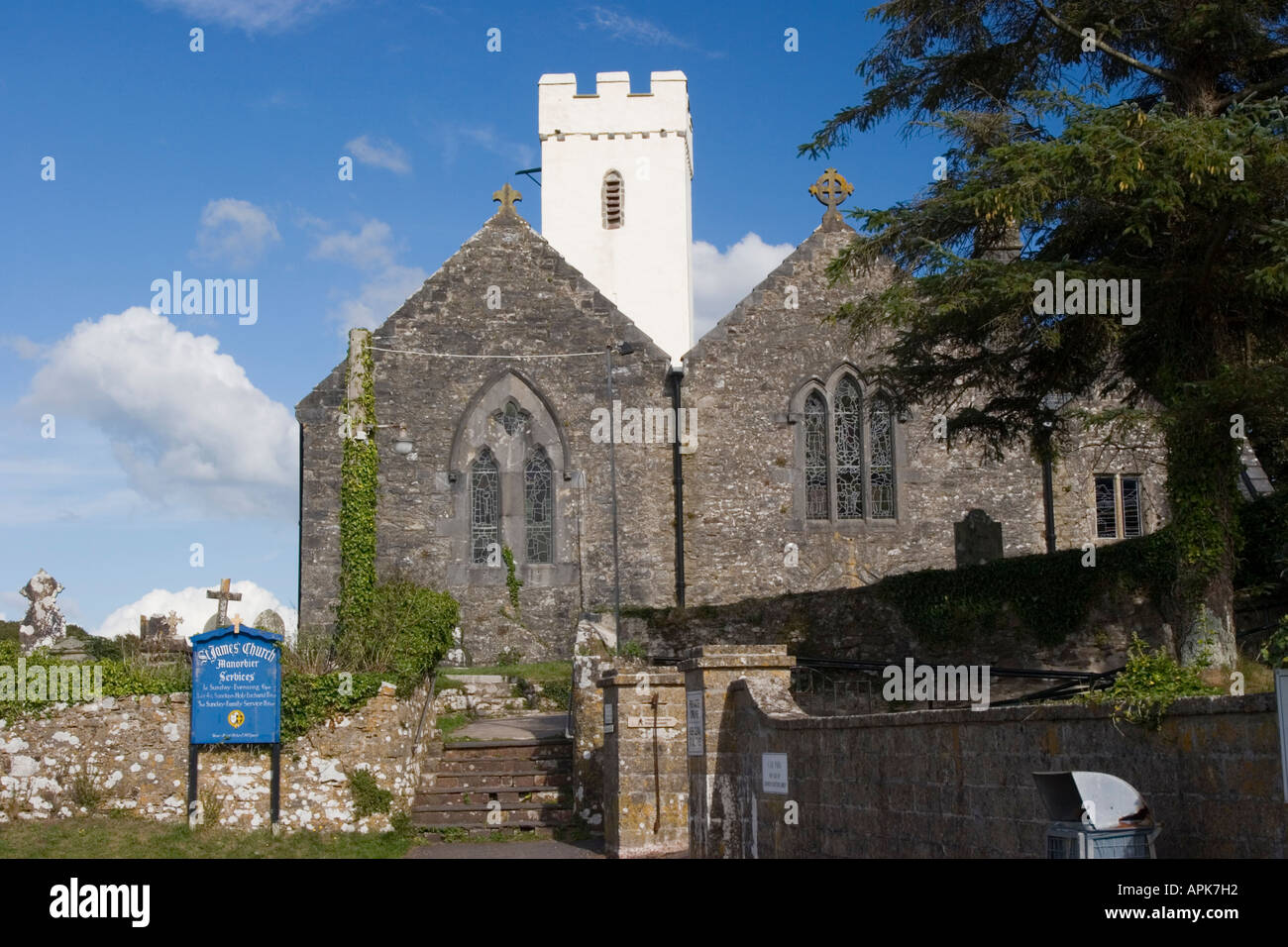 Die Kirche mit Spachtelmasse gemalt weißen Turm am Manorbier in Pembrokeshire Wales Stockfoto