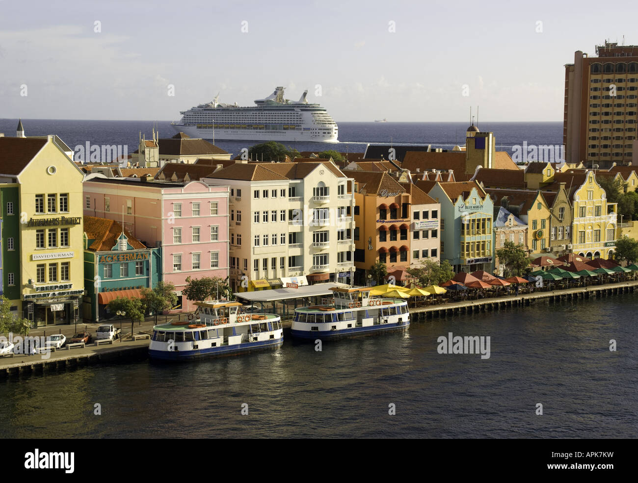Von Willemstad Punda Waterfront Pastell niederländischen Architektur mit Royal Caribbean Kreuzfahrtschiff Abenteuer der Meere Hafen verlassen Stockfoto
