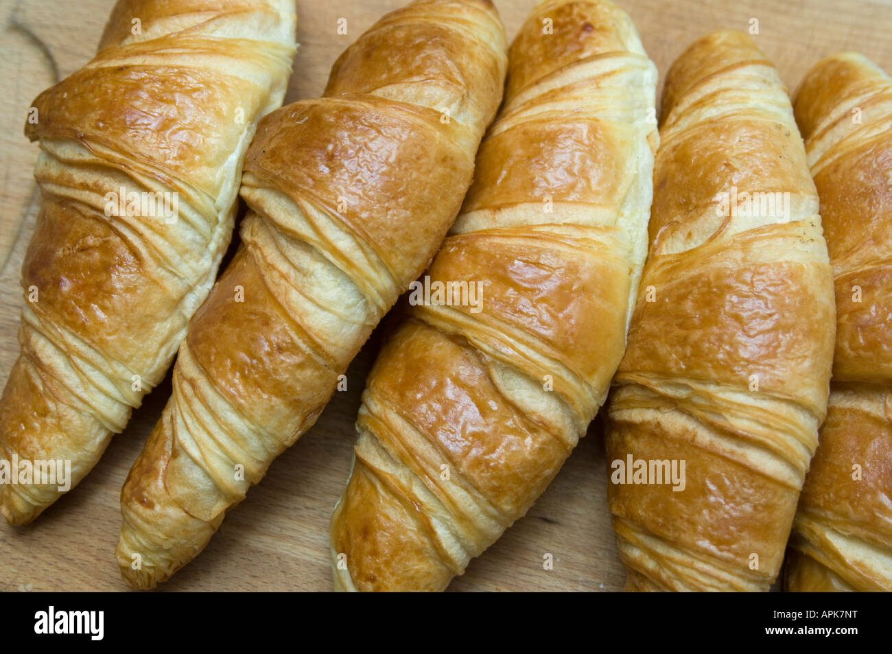 5 fünf alle butter Croissants auf Tisch bereit, beim kontinentalen Frühstück gegessen zu werden Stockfoto